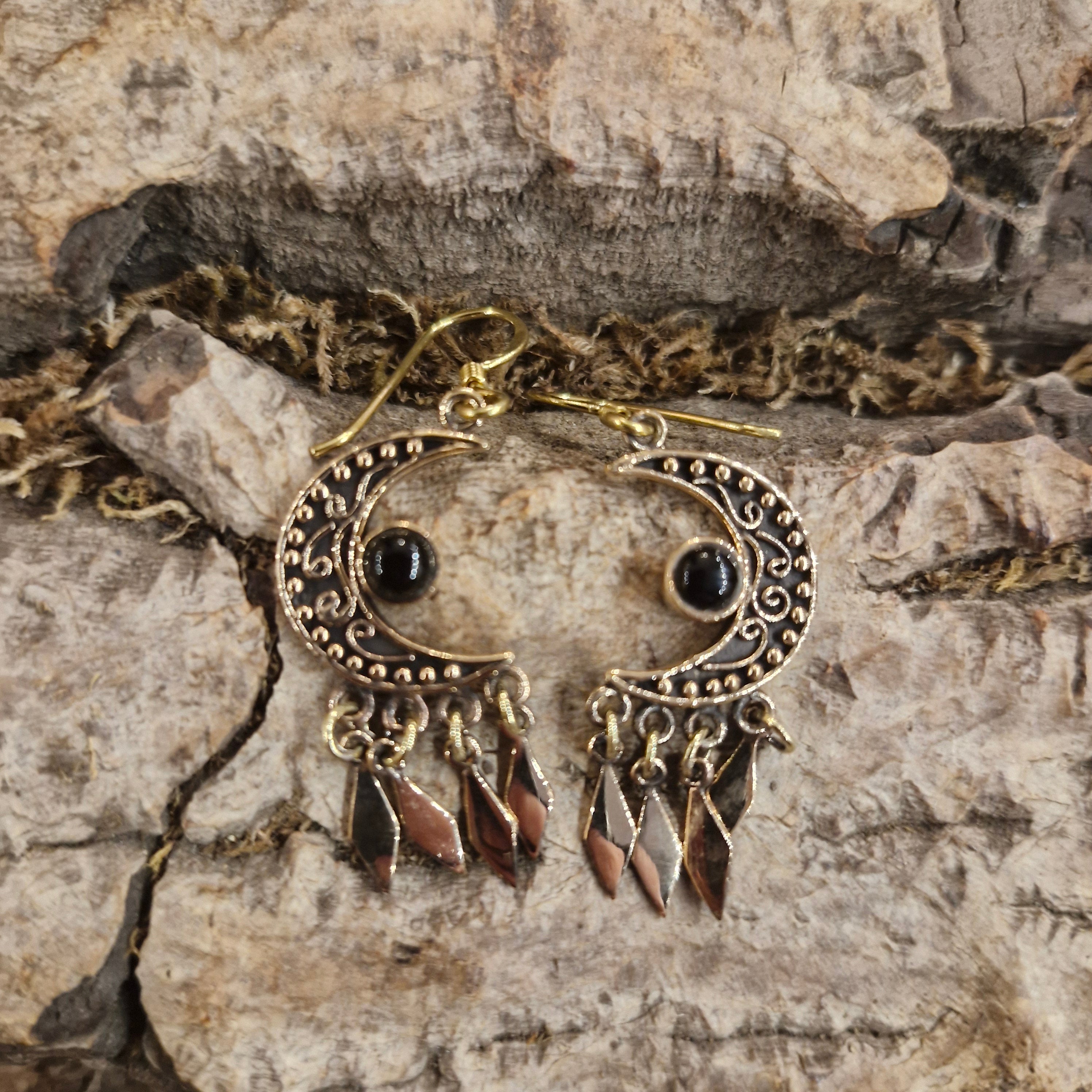 Early Medieval Ear Ornament Moon with Onyx in Bronze