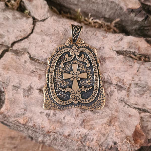 Amulett Runenstein von Vallentuna im Urnes-Stil aus Bronze