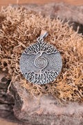 Das Amulett Weltenbaum verziert mit  Spirale aus 925er Sterling Silber