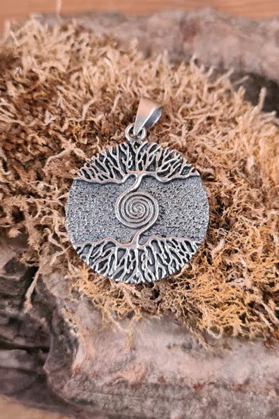 Das Amulett Weltenbaum verziert mit  Spirale aus 925er Sterling Silber