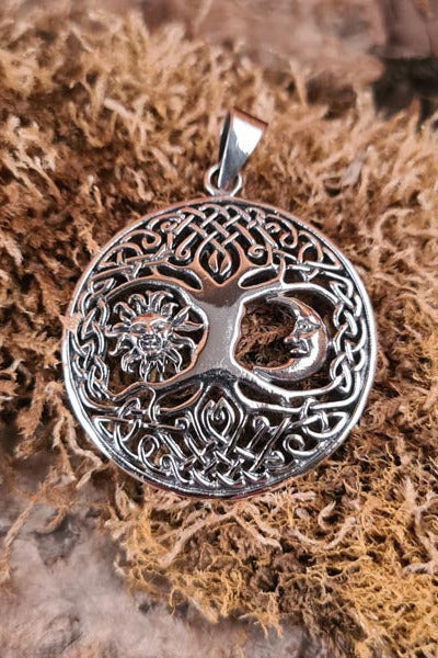 Das Wicca Amulett Weltenbaum mit Sonne und Mond aus Silber.