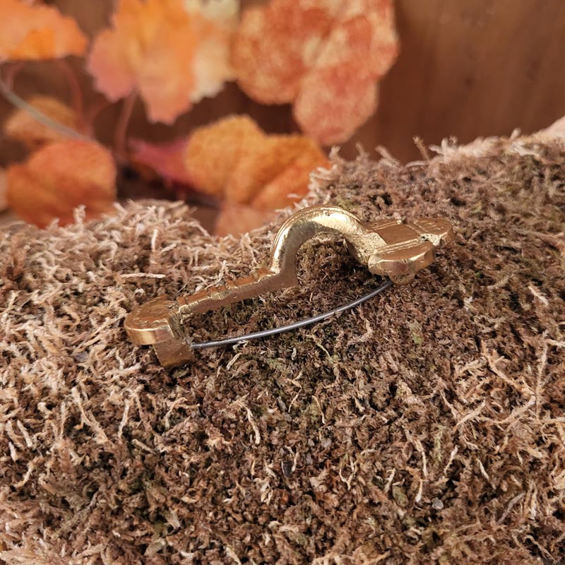 Angelsächsische Dreiknopf Bügelfibel aus Messing