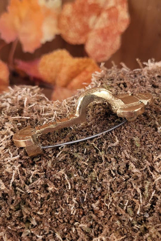 Angelsächsische Dreiknopf Bügelfibel aus Messing