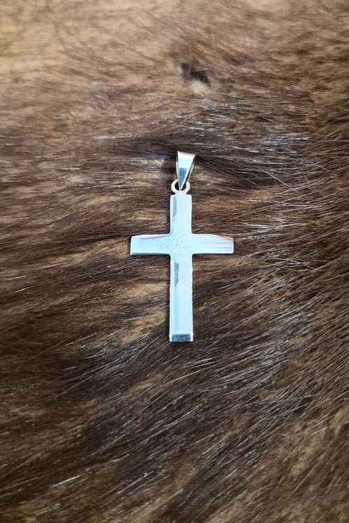 Einfacher Kreuz Anhänger aus Silber mit Öse oben zum tragen.
