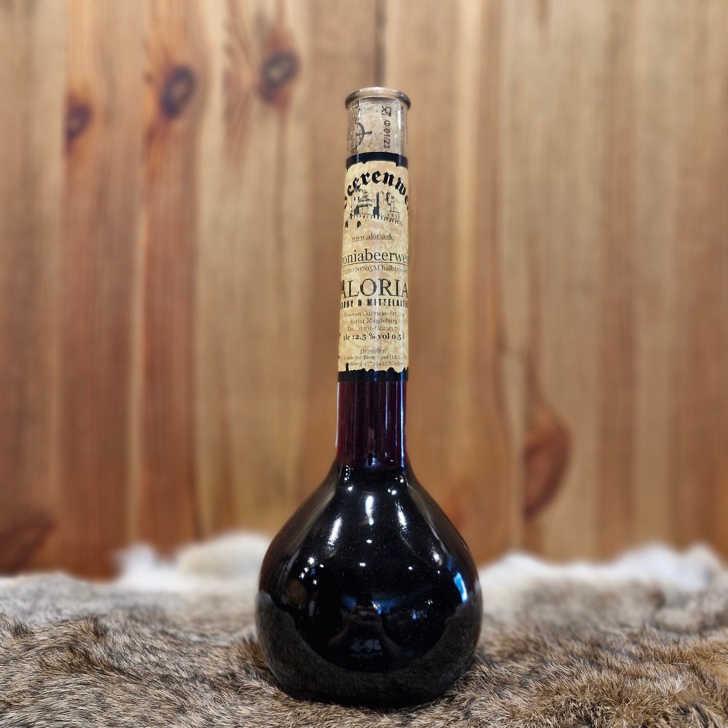 Aroniabeerenwein in Elixierflasche