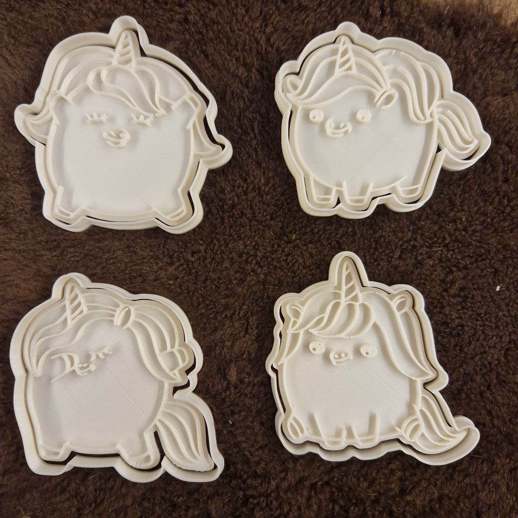 Cookie cutter with plunger