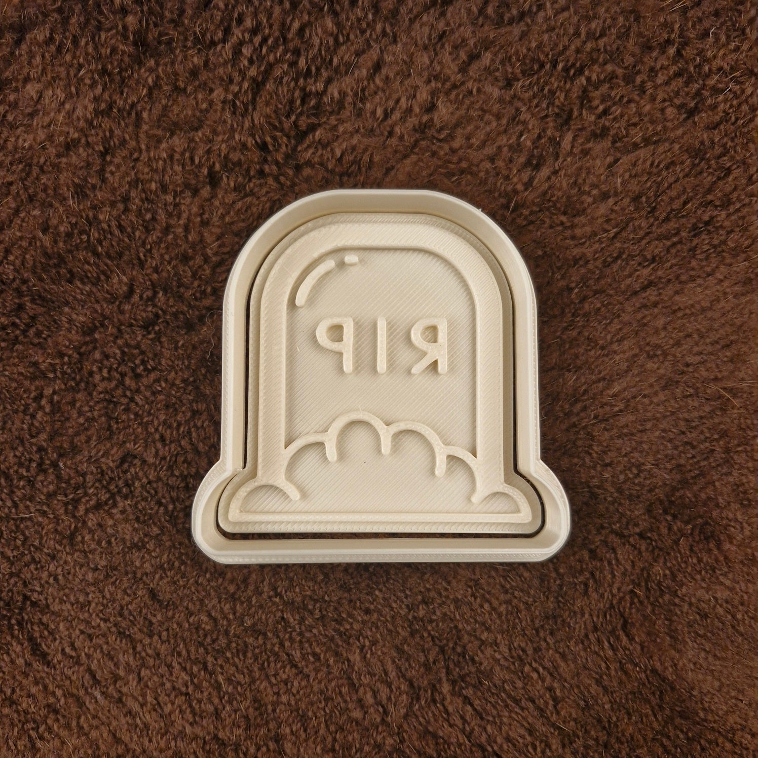 Cookie cutter with plunger