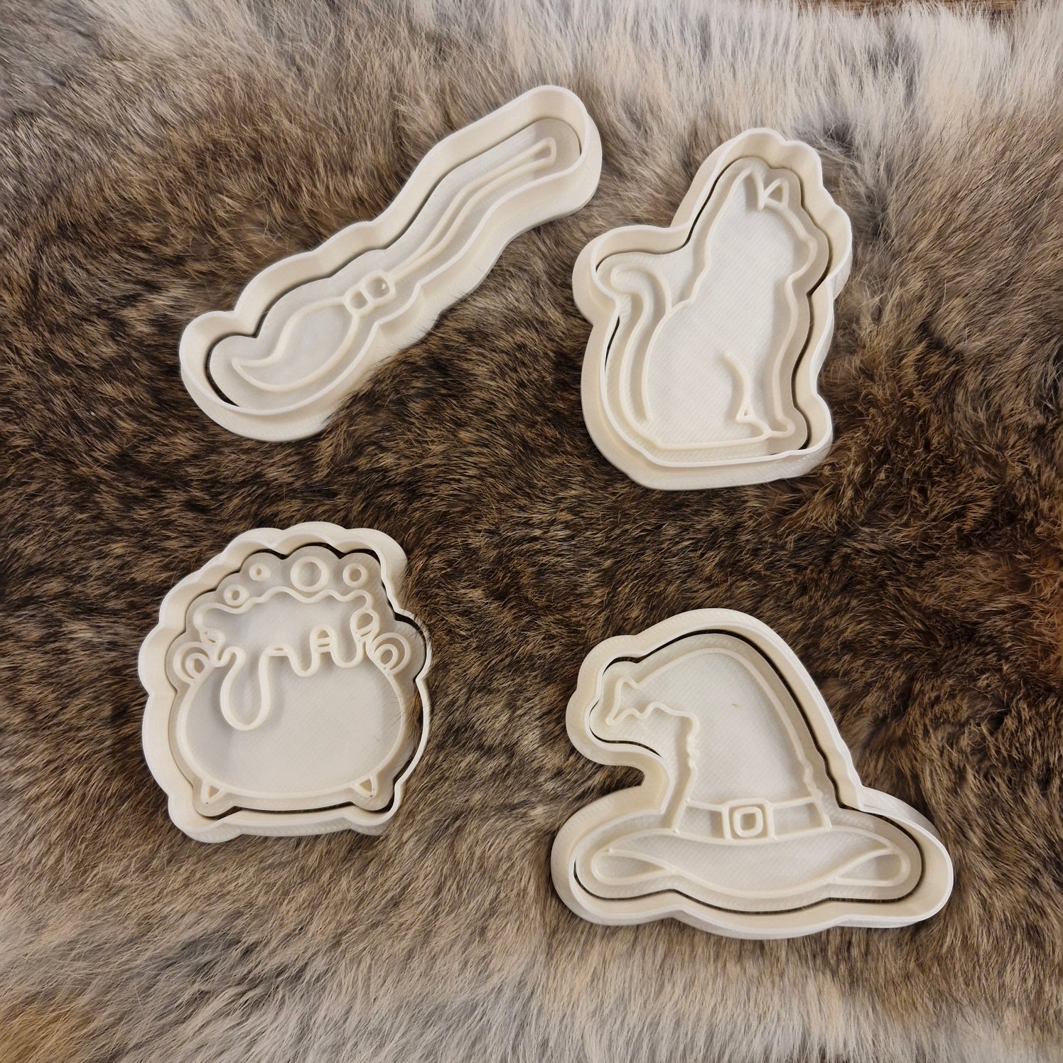 Cookie cutter with plunger