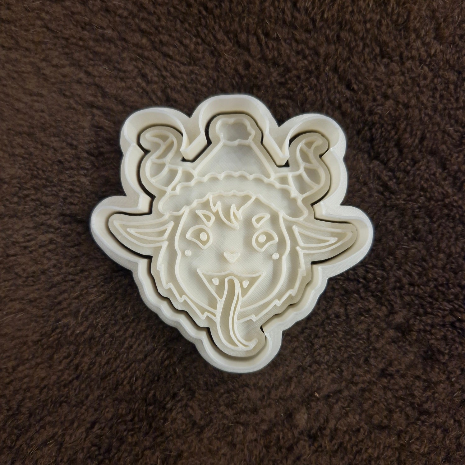 Cookie cutter with plunger
