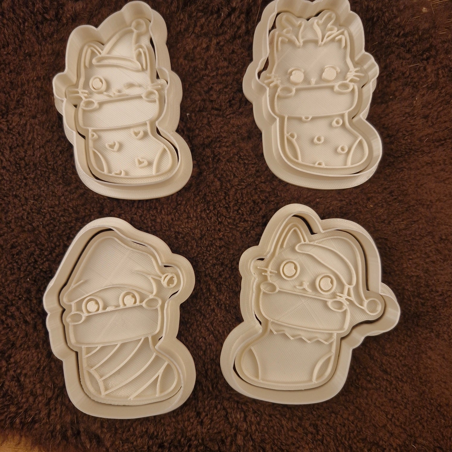 Cookie cutter with plunger