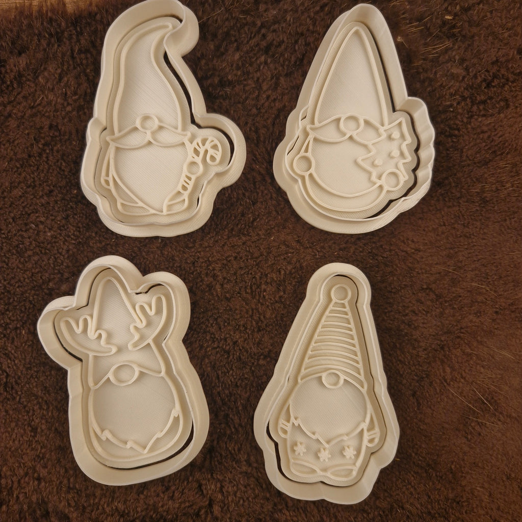 Cookie cutter with plunger