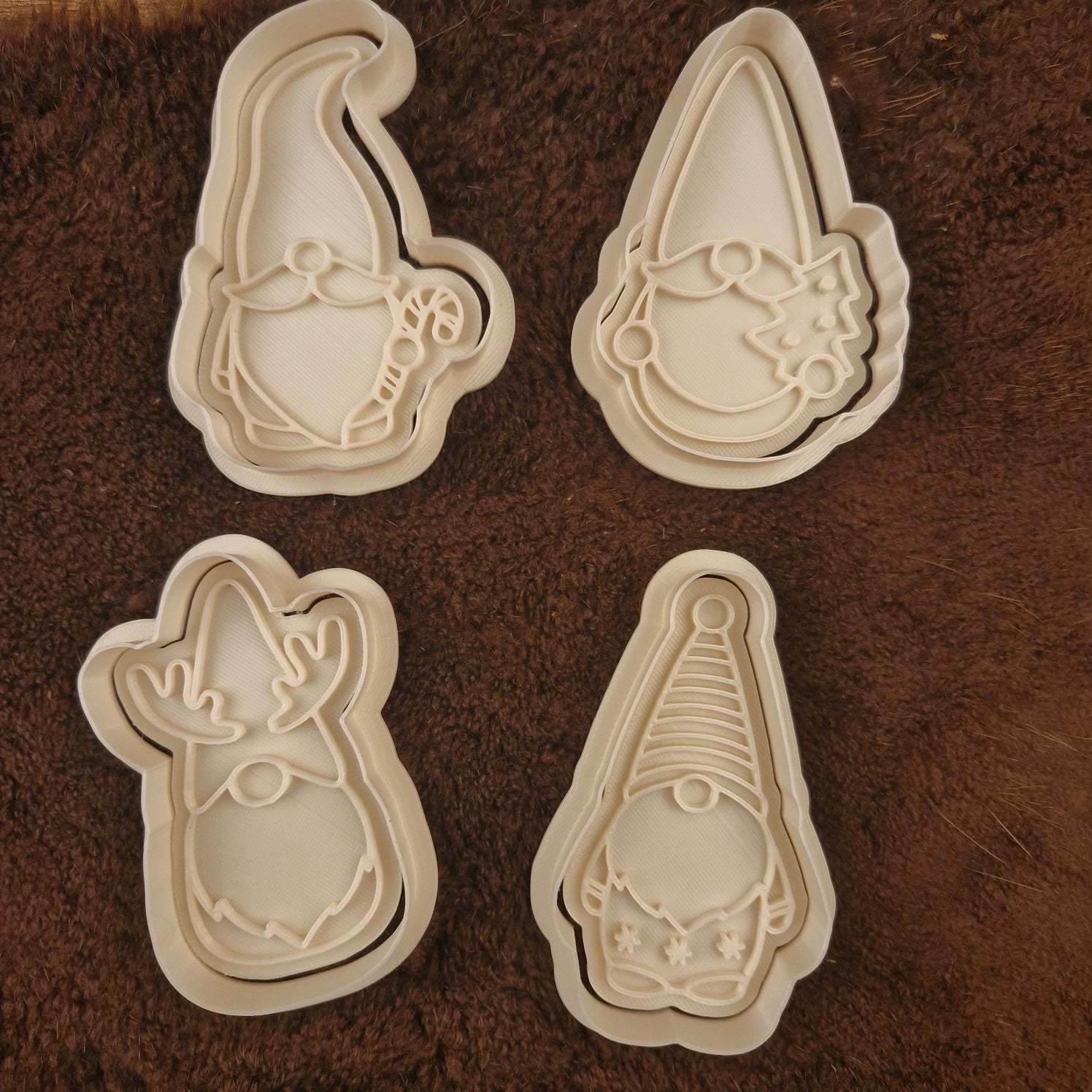Cookie cutter with plunger