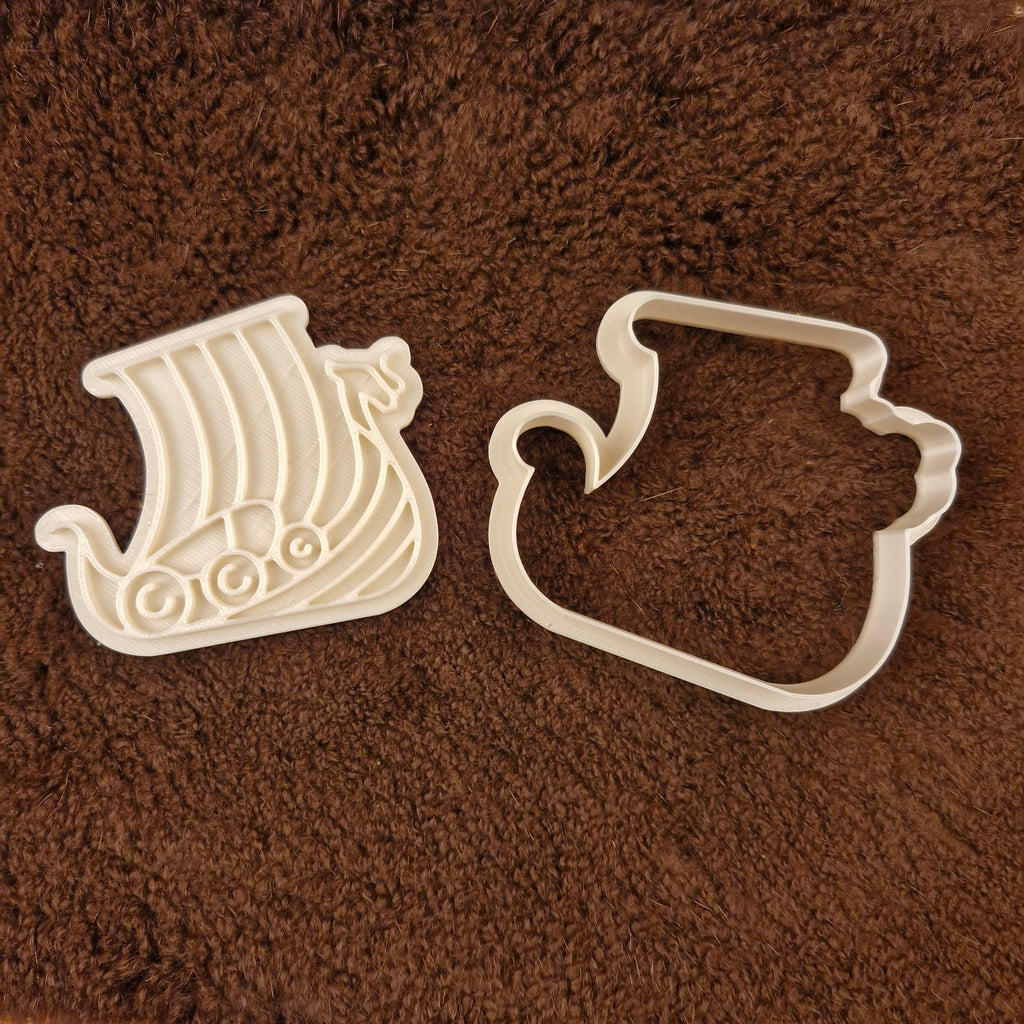 Cookie cutter with plunger
