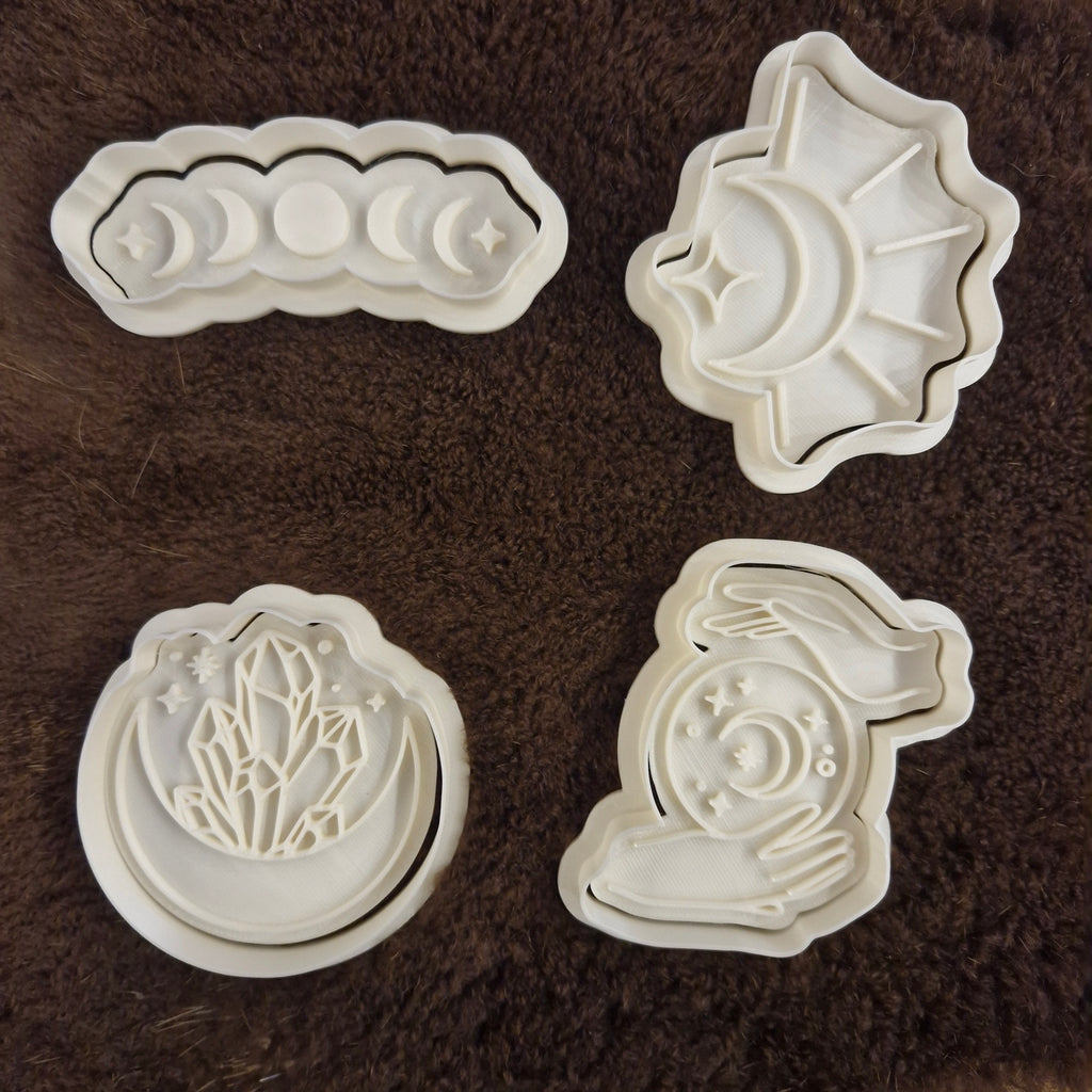Cookie cutter with plunger