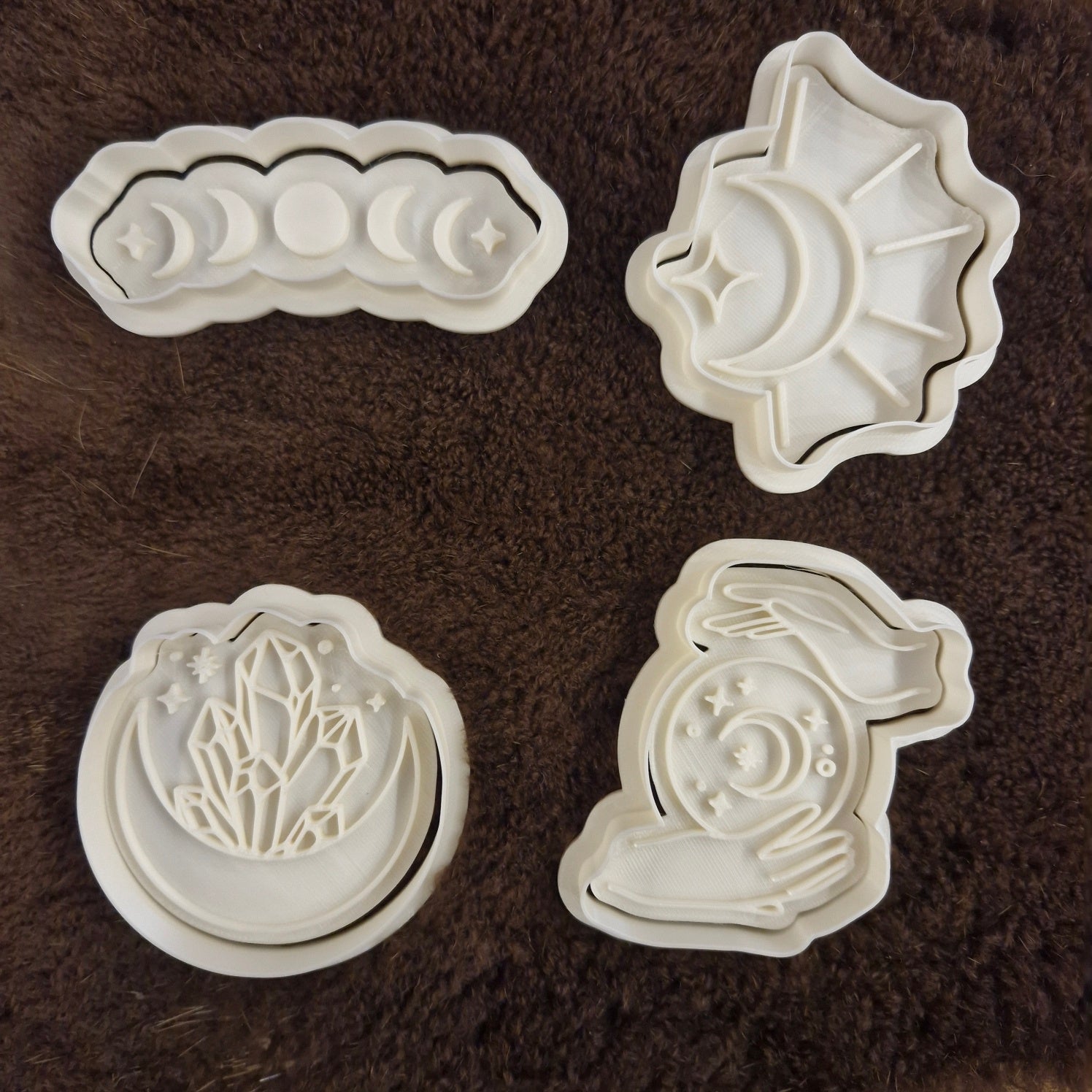 Cookie cutter with plunger