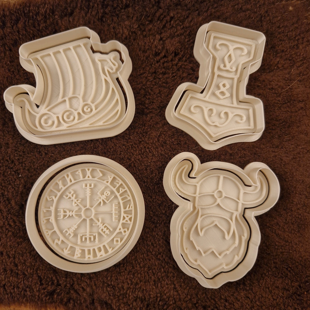 Cookie cutter with plunger