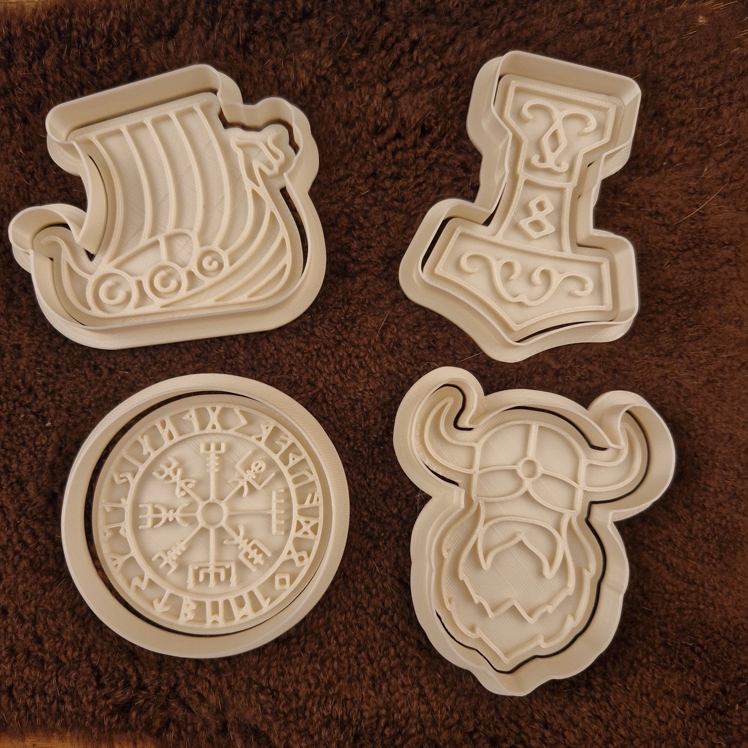 Cookie cutter with plunger