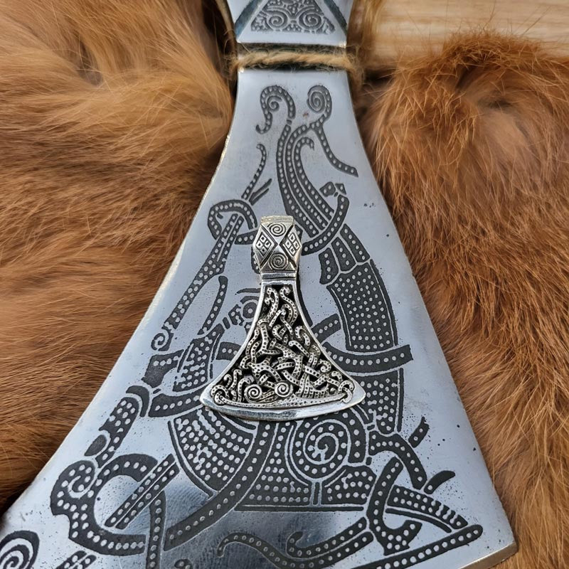 Axtamulett im Mammen-Stil aus Silber