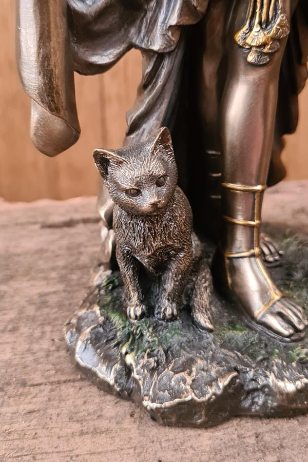 Bastet Ägyptische Katzengöttin der Liebe und Freude - handbemalt
