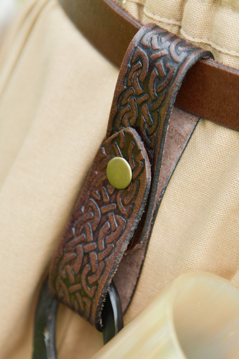 Becherhalter mit Prägung aus Büffelleder