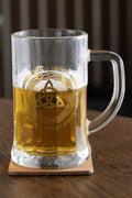 Bier Glas mit Triquetra und Untersetzer