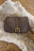 Breite Ledergürteltasche mit Metallschnalle