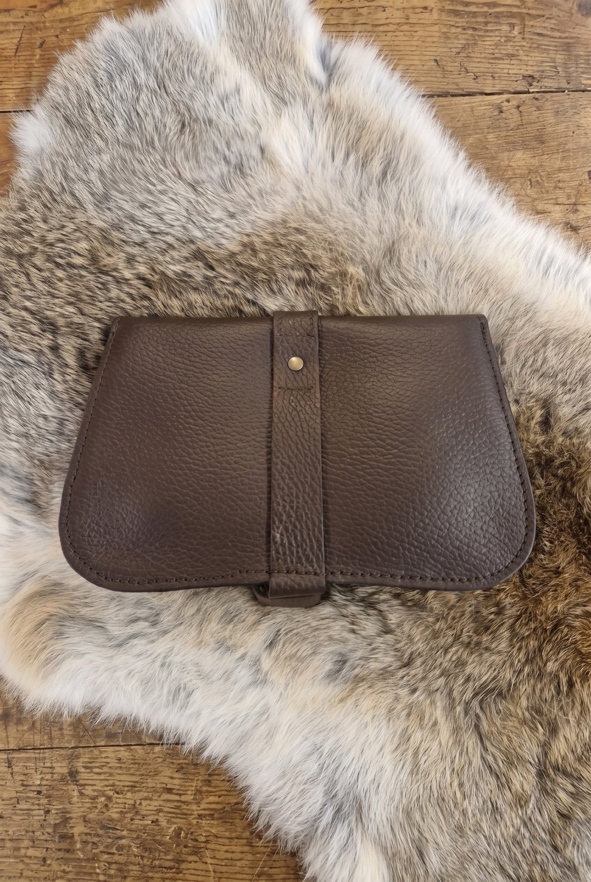 Breite Ledergürteltasche mit Metallschnalle