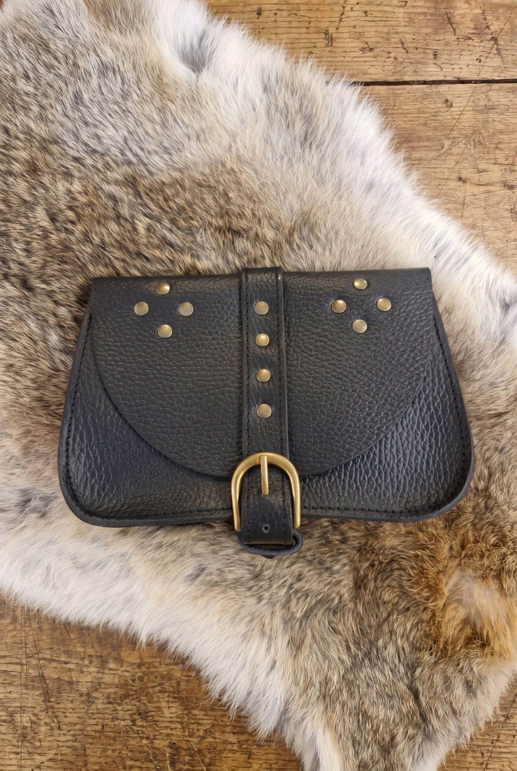Breite Ledergürteltasche mit Metallschnalle