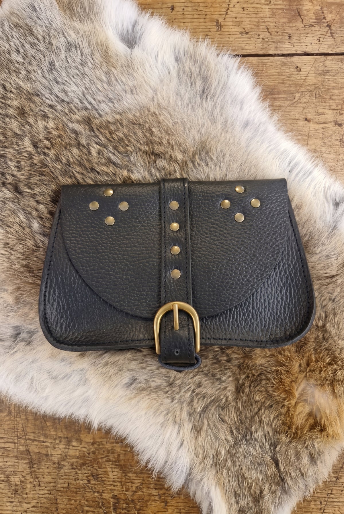 Breite Ledergürteltasche mit Metallschnalle