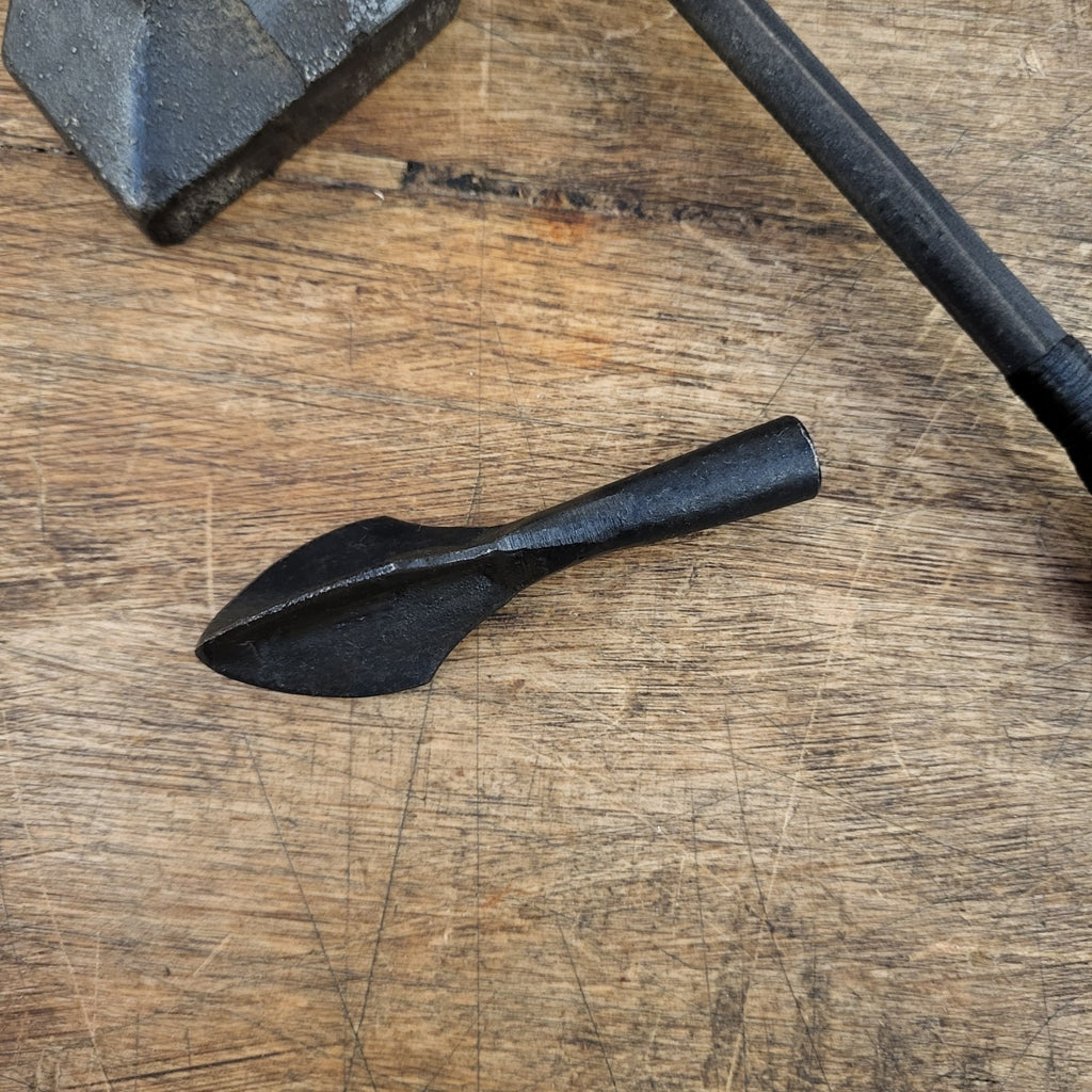 Three-bladed arrowhead - hand-forged