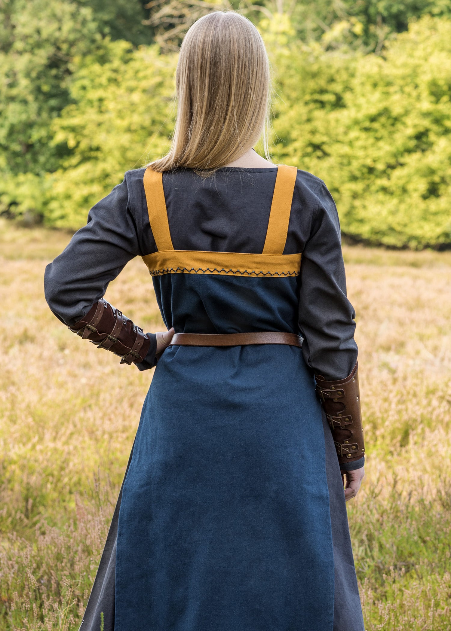 Edles Wikinger Schürzenkleid mit Stickerei