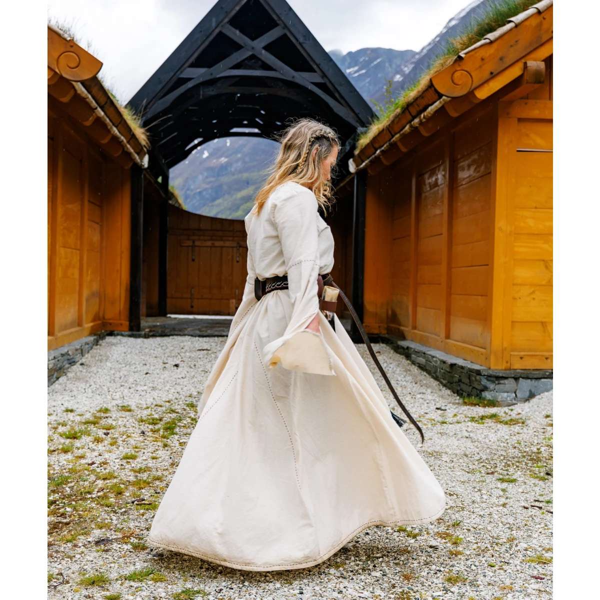 Edles Wikingerkleid mit Schleppärmeln