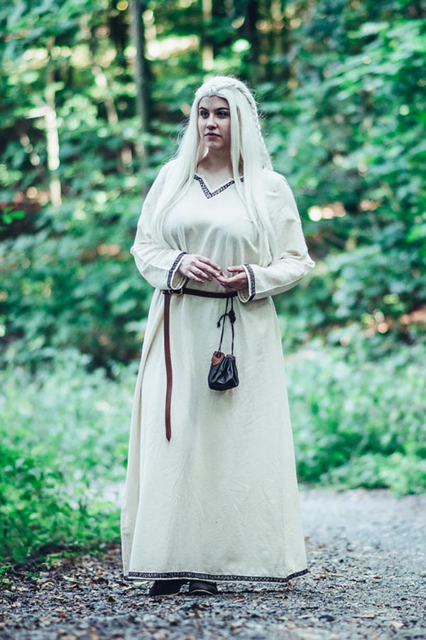 Edles Wikingerkleid Alva mit Handstickereien