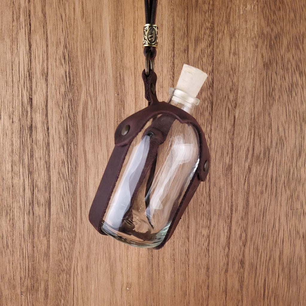Elixierflasche mit Lederhalter und Runen Perle