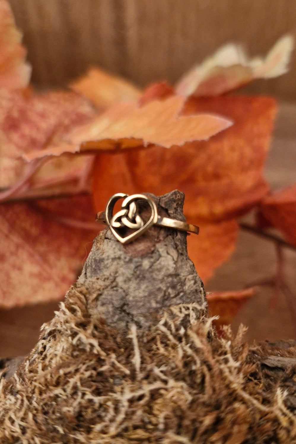 Filigree Triquetra Heart Ring made of Bronze