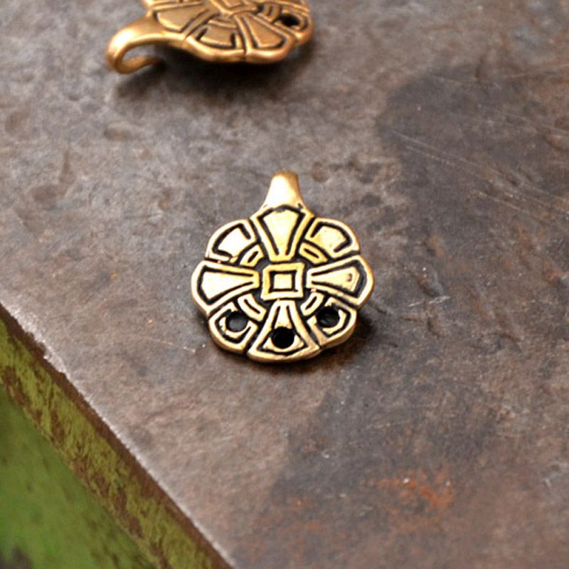 Frühmittelalter Gewandhaken Kreuz aus Bronze - Replik