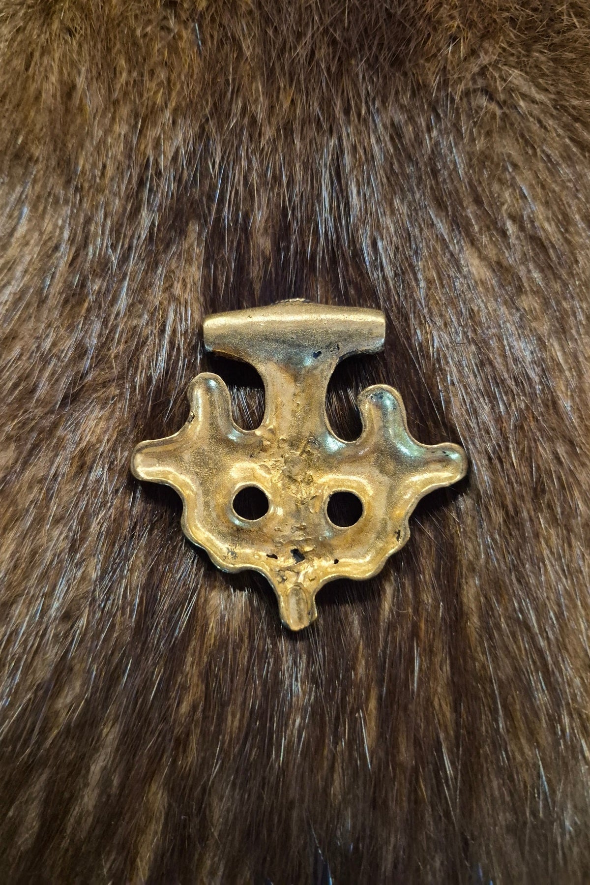 Rückseite des frühmittelalterliches Amulett was als Hiddensee Kreuz bekannt ist und aus Bronze besteht.