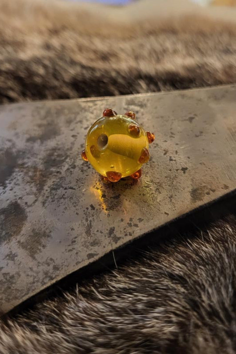 Frühmittelalter Glasperle mit Punktmuster gelb rot