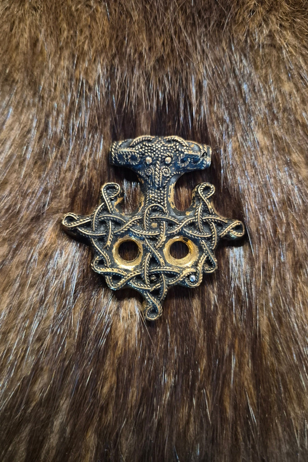 Frühmittelalterliches Amulett was als Hiddensee Kreuz bekannt ist und aus Bronze besteht.