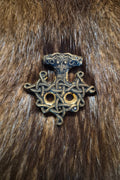Frühmittelalterliches Amulett was als Hiddensee Kreuz bekannt ist und aus Bronze besteht.