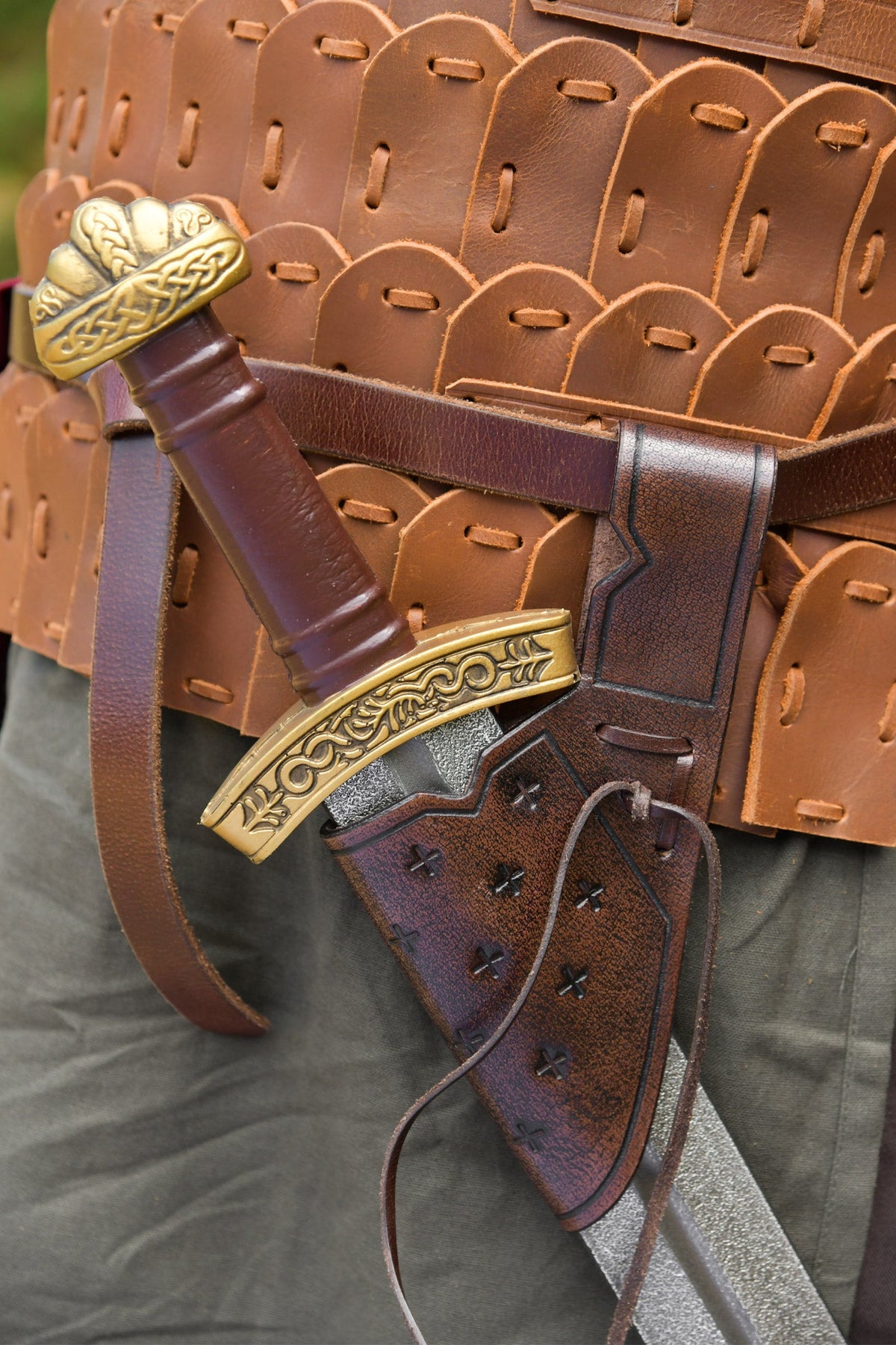 Geprägter Schwerthalter aus Leder