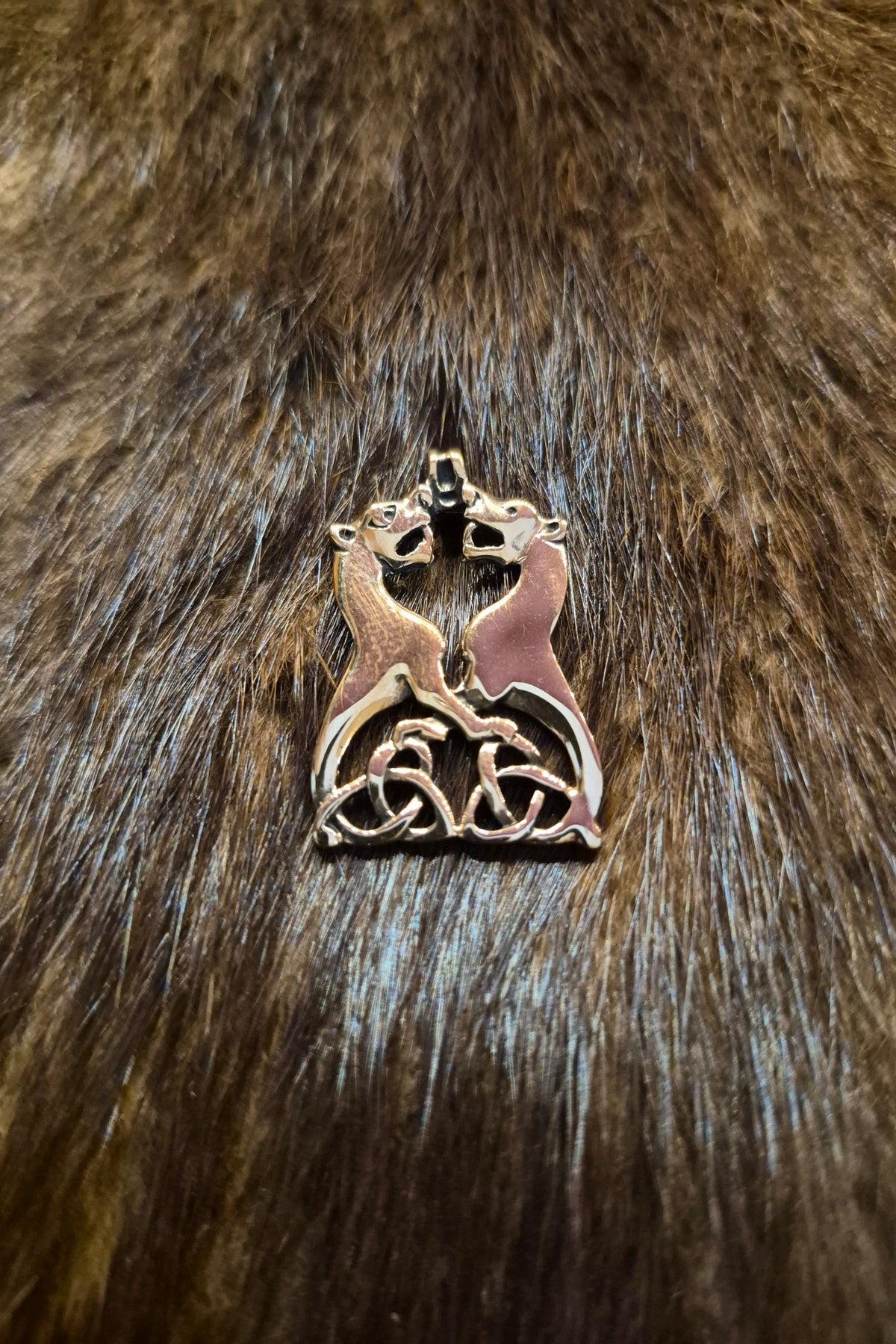 Dieses germanische Amulett zeigt Wotans Wölfe und wurde aus Bronze gerfertigt.