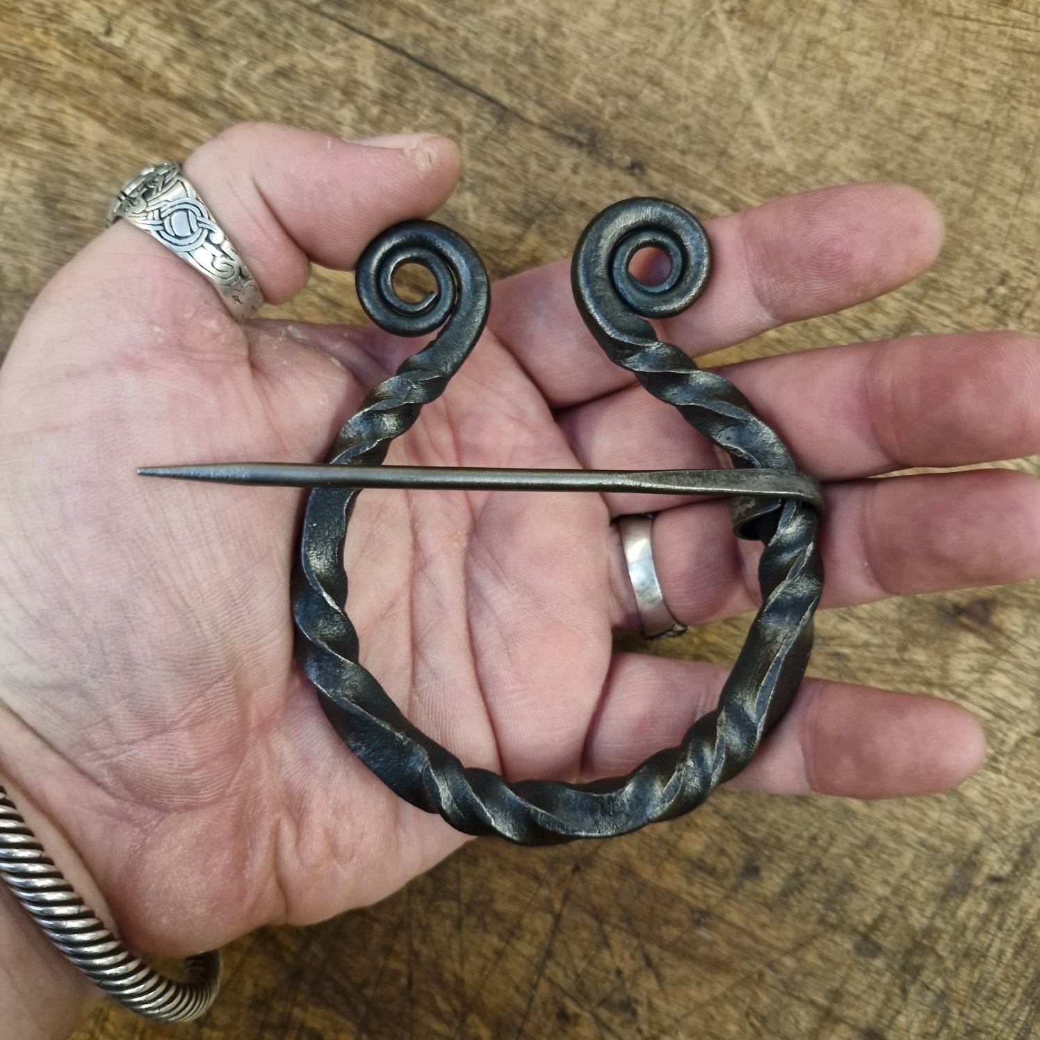 Große LARP Fibel aus Stahl - handgeschmiedet