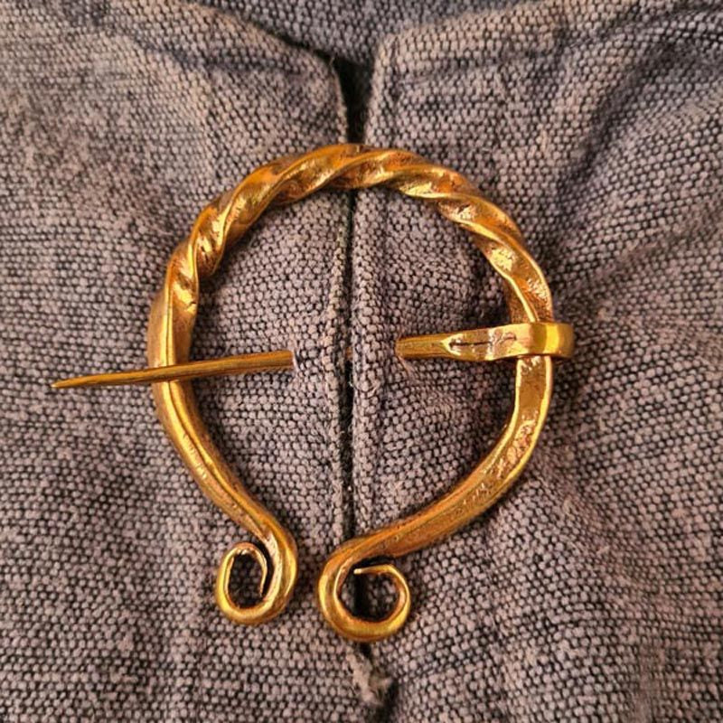 Große Mittelalter Fibel aus Bronze - tordiert
