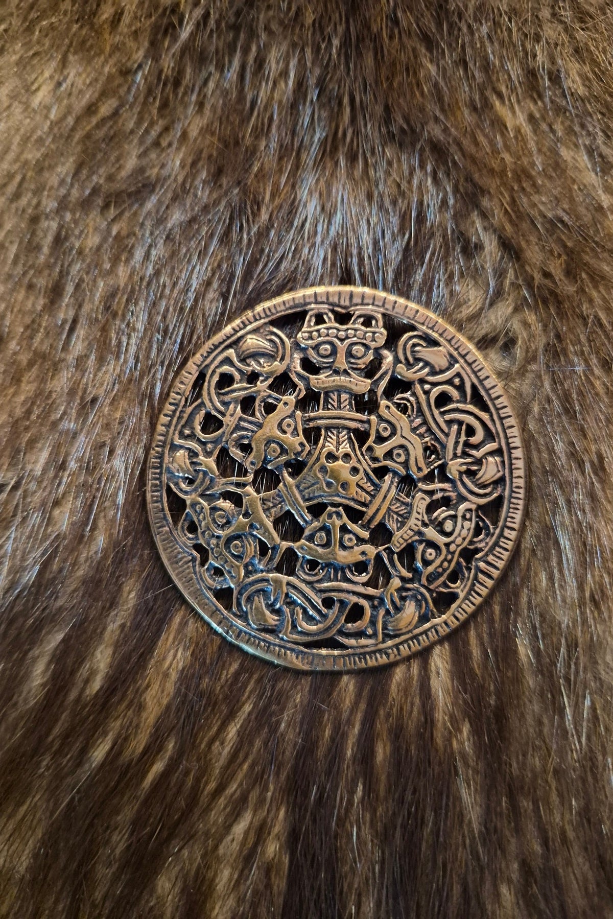 Dieses Großes Wikinger Sceibenamulett im Borre-Stil welches aus Bronze gefertigt wurde.