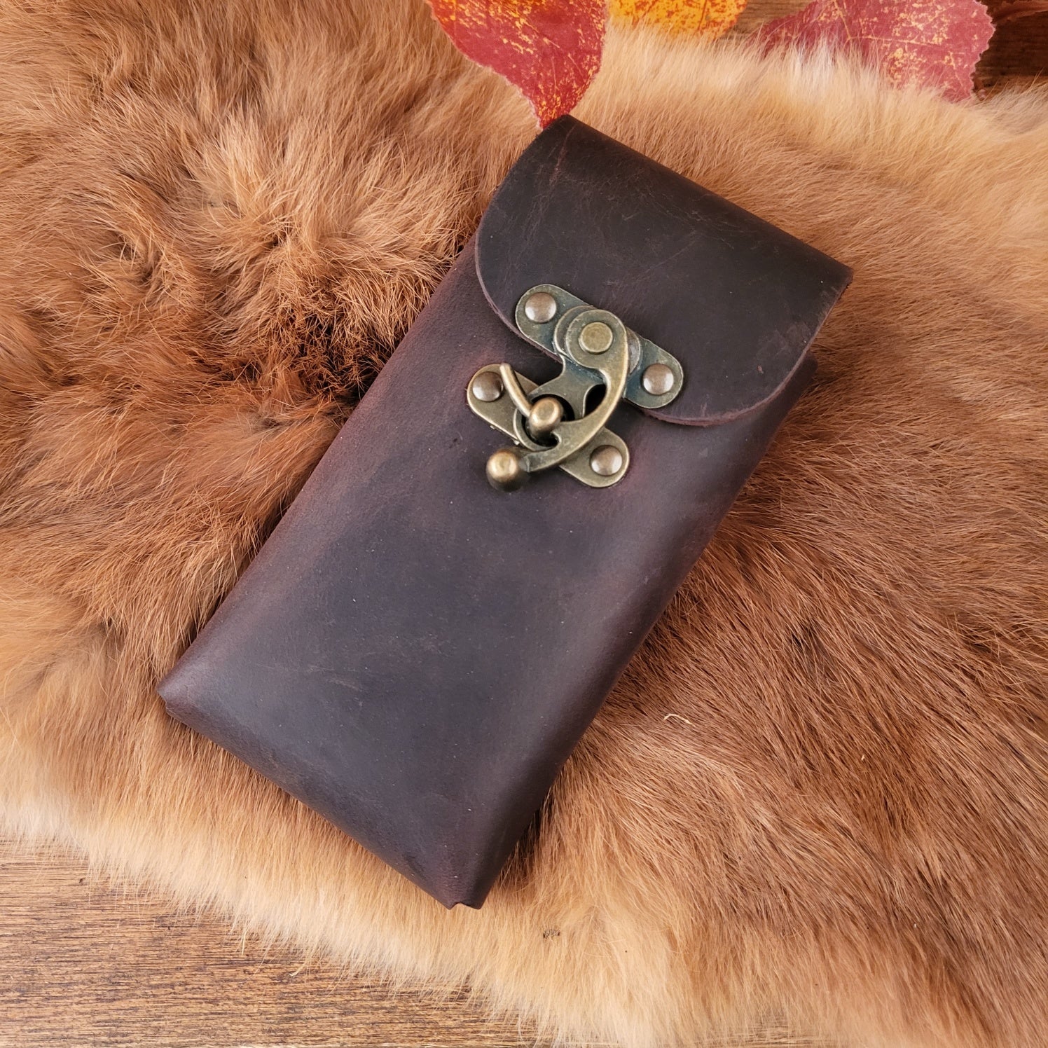 Gürteltasche für Smartphone mit Riegelhaken aus Leder