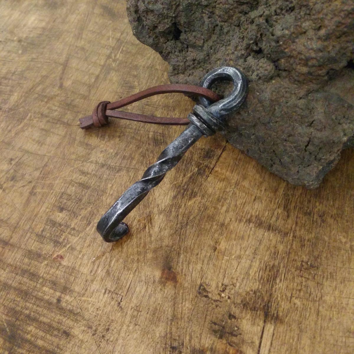 Handgeschmiedeter Flaschenöffner in Hakenform