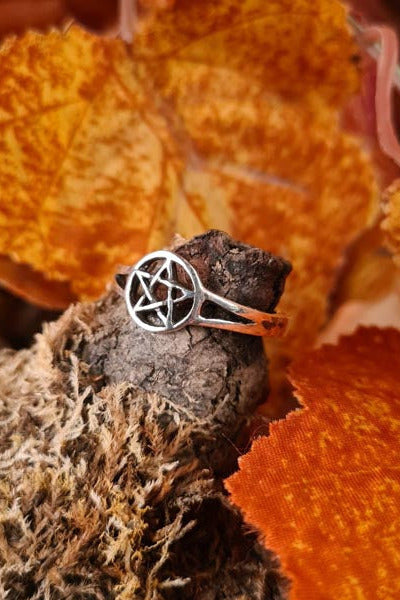 Witch's Ring with Pentagram in Silver