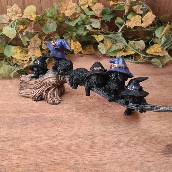 Hexenkatzen auf Zauberbesen - handbemalt