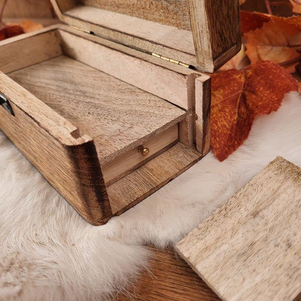 Holztruhe mit versteckter Schublade